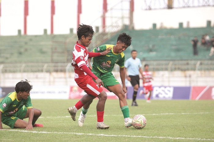 LINCAH: Pemain Perseba Bangkalan dihadang dua pemain Persegres Putra saat bertanding di SGB, Kamis (11/12). (VIVIN AGUSTIN HARTONO/JPRM)