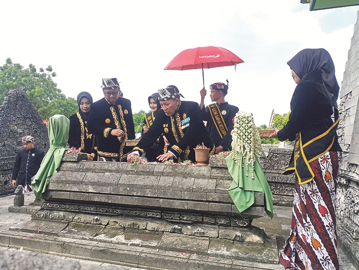 SAKRAL: Bupati Sampang Slamet Junaidi didampingi Wabup Ahmad Mahfudz menabur bunga saat ziarah ke Makam Rato Ebu Selasa (23/12). (UBAIDILLAHIR RAIE/JPRM)