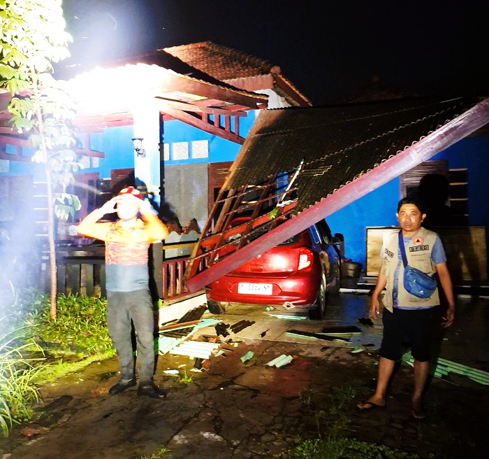 BENCANA: Petugas saat mengevakuasi rumah yang terdampak angin puyuh apda Selasa (23/12). (BPBD UNTUK JPRM)