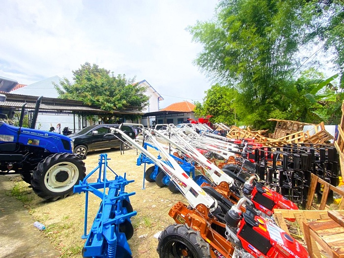 PRODUKSI: Belasan hand tractor yang terparkir di halaman Disperta Sampang Rabu (24/12). (AYU LATIFAH/JPRM)