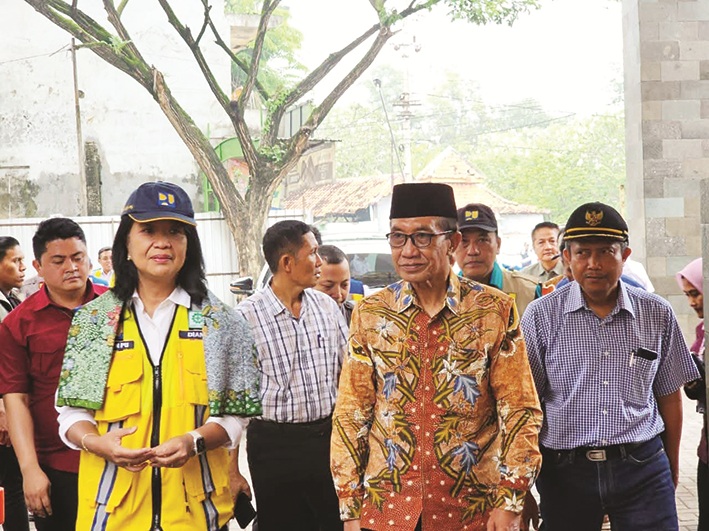 TURUN LANGSUNG: Bupati Pamekasan mendampingi Wamen PU Diana Kusumastuti saat melihat kondisi Pasar Kolpajung, Sabtu (22/11). (PROKOPIM UNTUK JPRM)