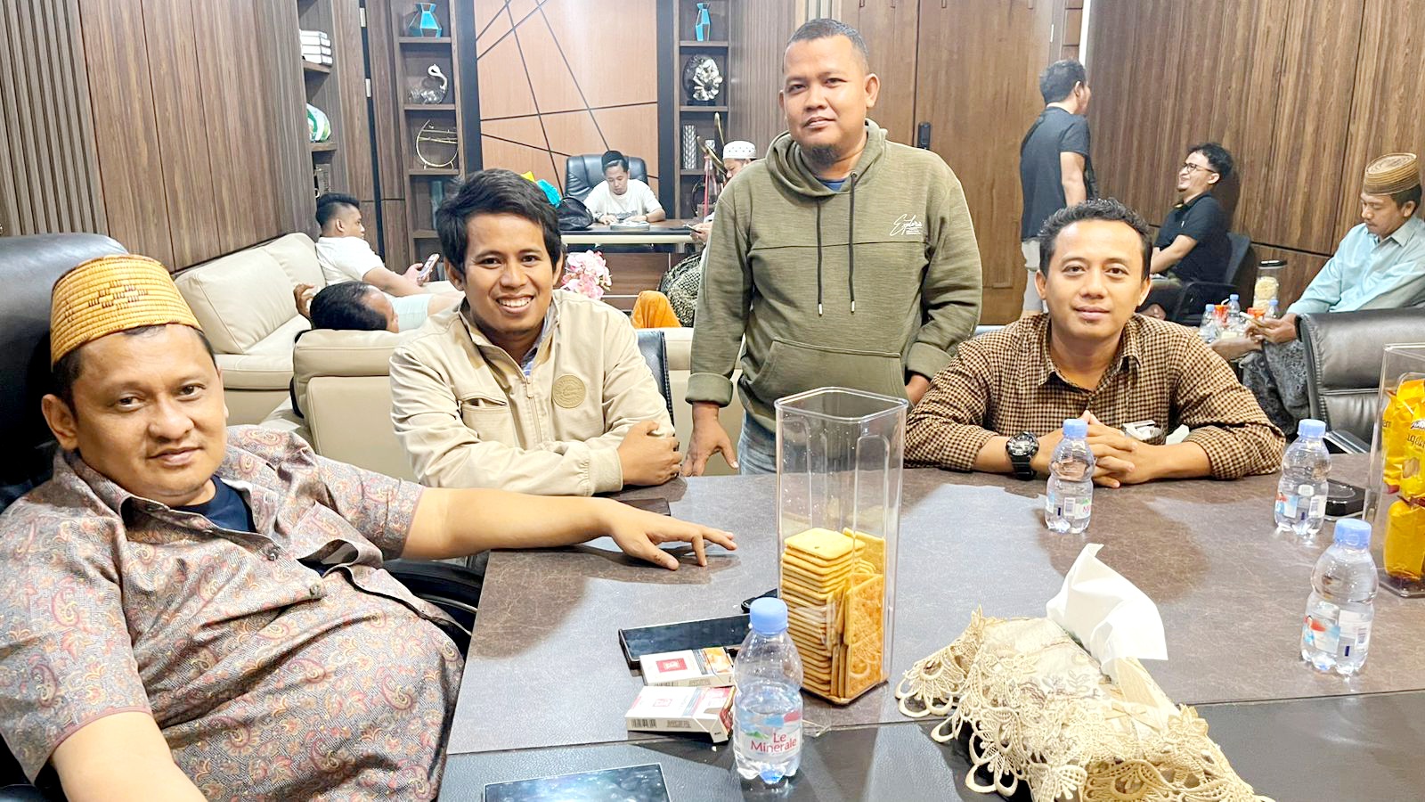 DUKUNG: H Khairul Umam atau yang akrab disapa Haji Her berfoto bersama dengan tim MA Jawa Pos Radar Madura beberapa waktu lalu.