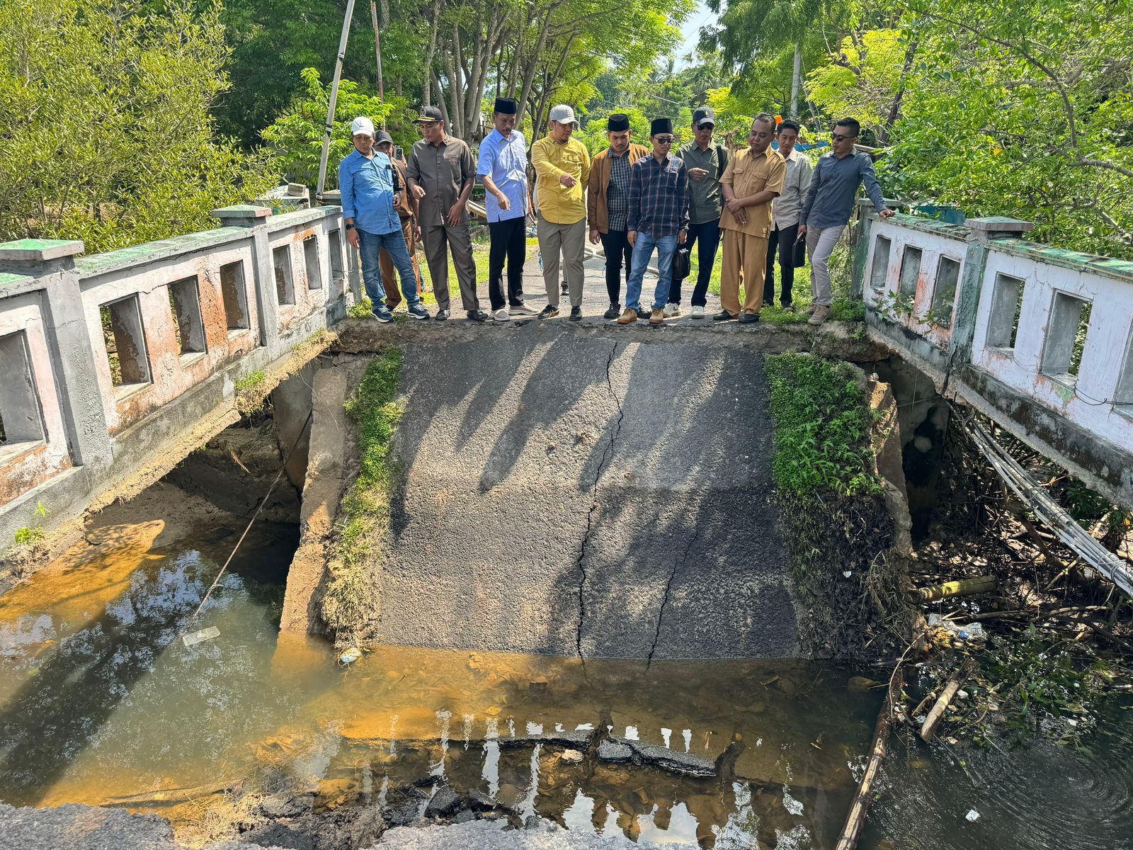 MEMPRIHATINKAN: Komisi III melakukan sidak ke lokasi jembatan ambruk di Desa Bringsang, Kecamatan Gili Genting, Senin (8/12).
