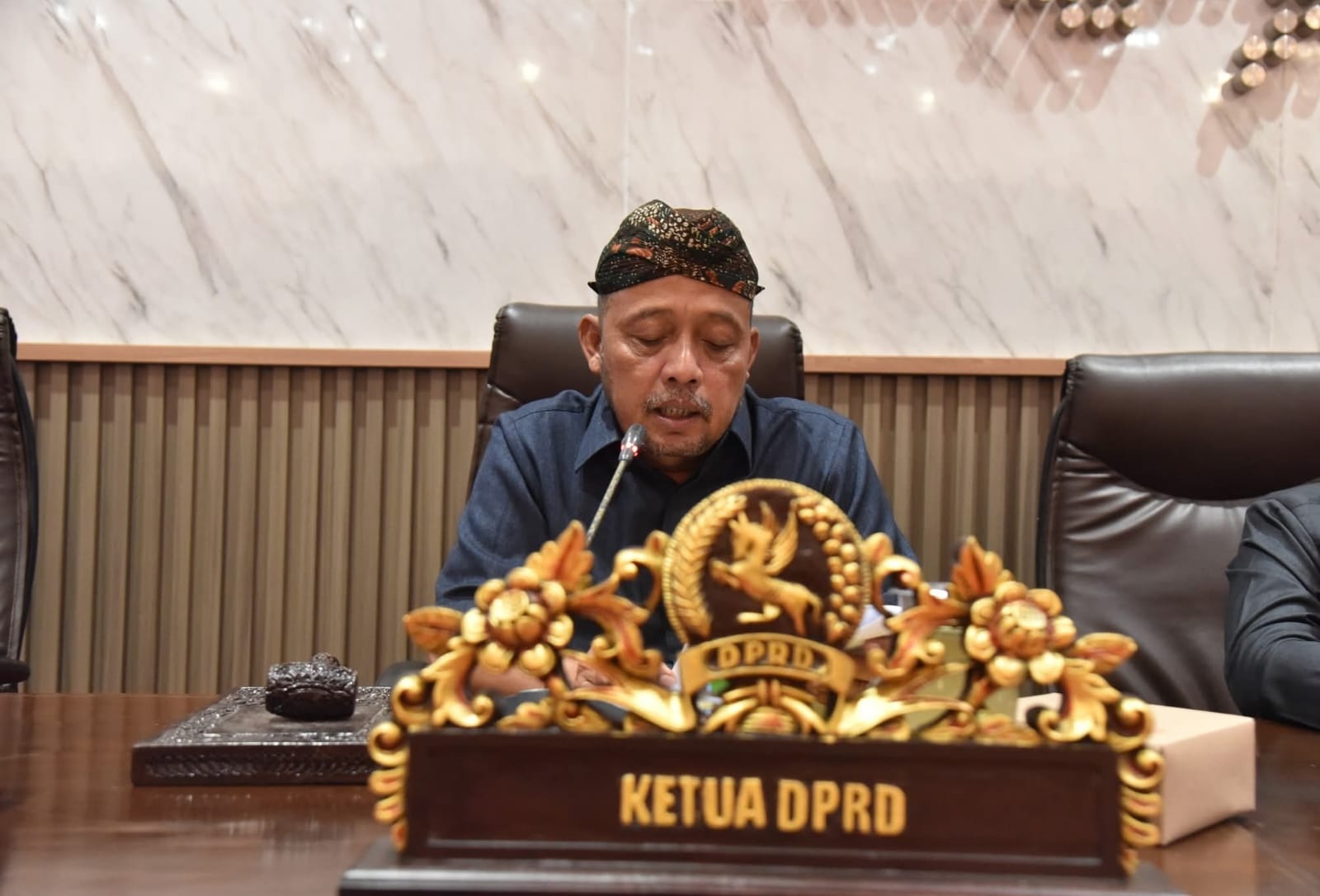 TEGAS: Ketua DPRD Sumenep memimpin rapat di ruang paripurna kantor setempat.