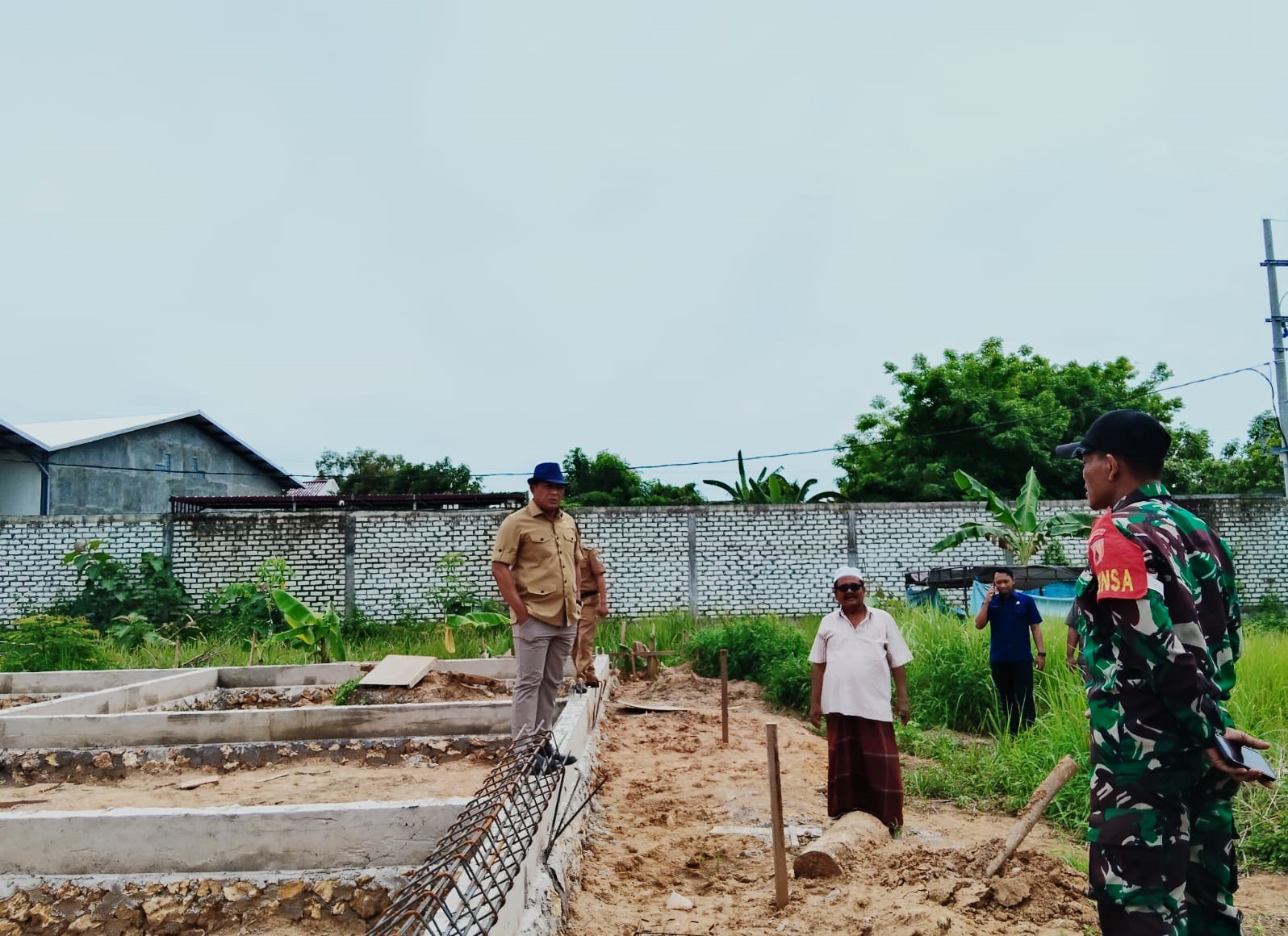 KOMITMEN: Wakil Bupati Sukriyanto meninjau pembangunan Gerai KDKMP di Kecamatan Proppo, Selasa (9/12).