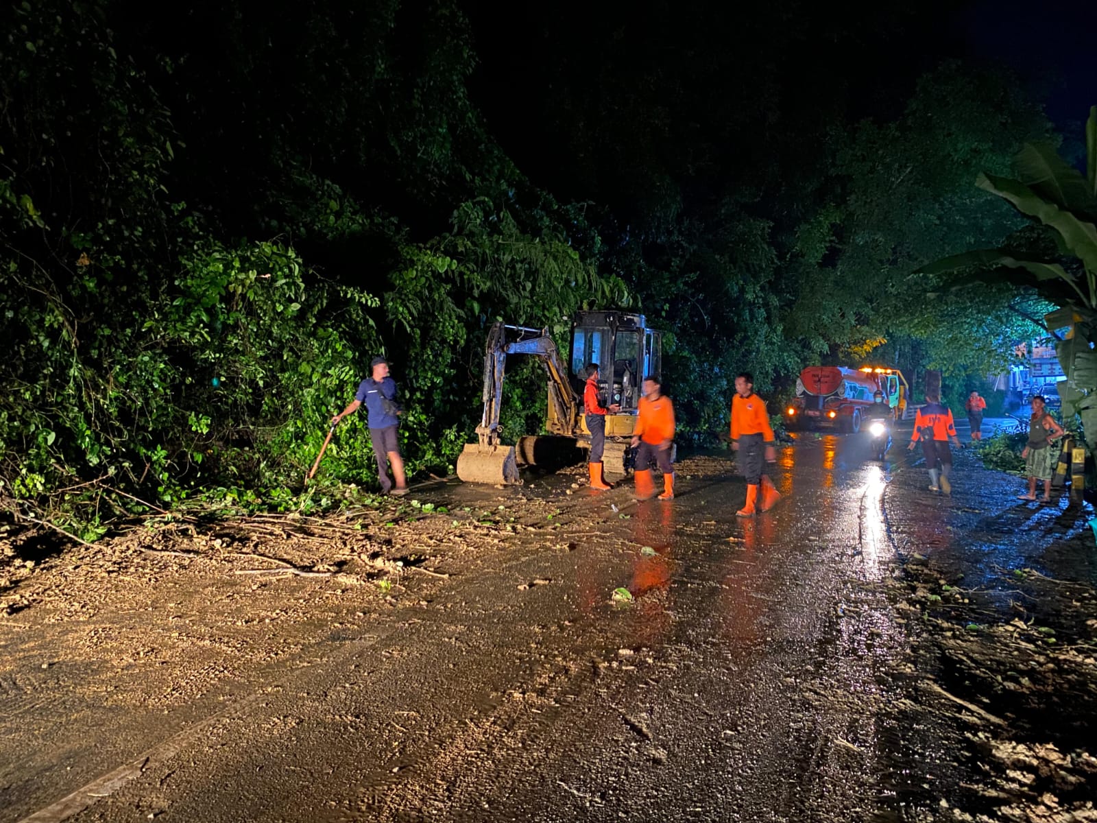 BPBD Pamekasan bersama tim sedang melakukan proses penanganan tanah longsor di akses Jalan Kabupaten, di Desa Sumber Waru, Senin (22/12).