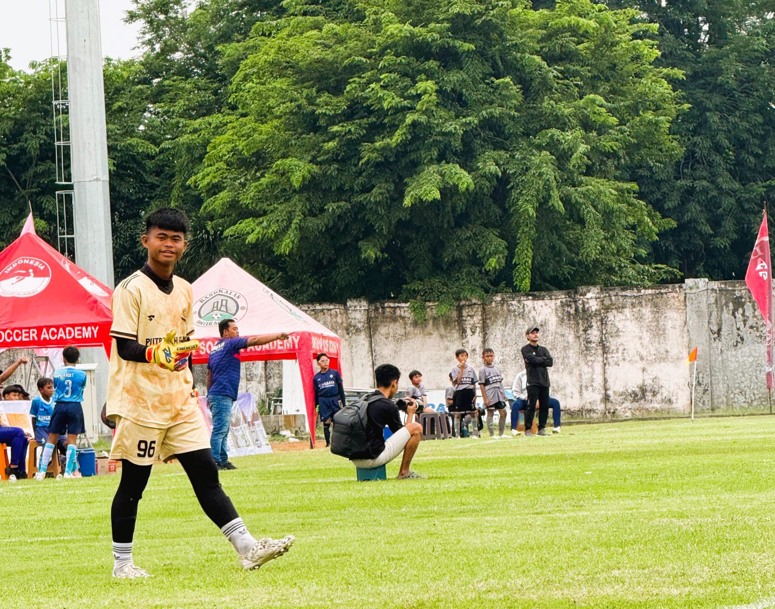 BERKOMPETISI: Pemain klub sepak bola Putra Pahlawan Sampang saat berkompetisi pada Festival Super Soccer 2025 di Sidoarjo, Minggu (21/12).