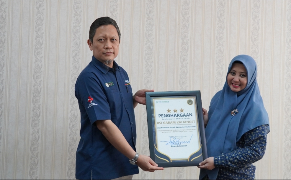 Kepala BPJS Kesehatan Cabang Pamekasan Galih Anjung Sari memberikan penghargaan kepada Rumah Sakit Islam (RSI) Garam Kalianget.