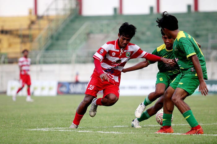 DIHADANG: Pemain Perseba Bangkalan berusaha melewati dua penggawa Persegres Putra saat bertanding di SGB, Kamis (11/12). (VIVIN AGUSTIN HARTONO/JPRM)