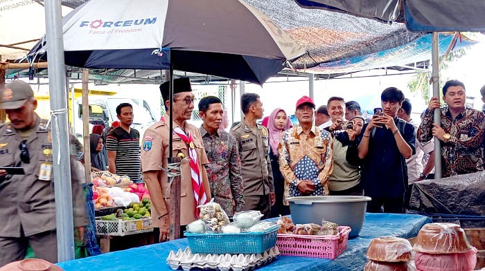 MERAKYAT: Bupati Pamekasan KH Kholilurrahman meninjau langsung penataan Pasar Kolpajung, Kamis (18/12). (PROKOPIM UNTUK JPRM)