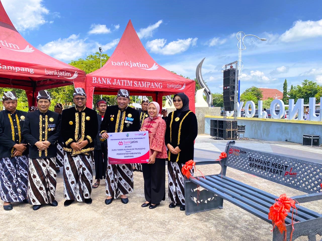 BERSINERGI: Bupati Sampang  (tengah) didampingi Wabup , Sekkab  dan Kepala DLH Perkim menerima CSR dari Direktur Kepatuhan Bank Jatim  ditemani Pemimpin Cabang Bank Jatim Sampang