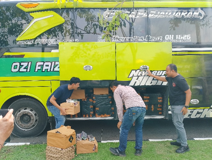 DIAMANKAN: Polisi mengecek barang bukti rokok ilegal yang diamankan saat konferensi pers, Selasa (23/12). (UBAIDILLAHIR RAIE/JPRM)