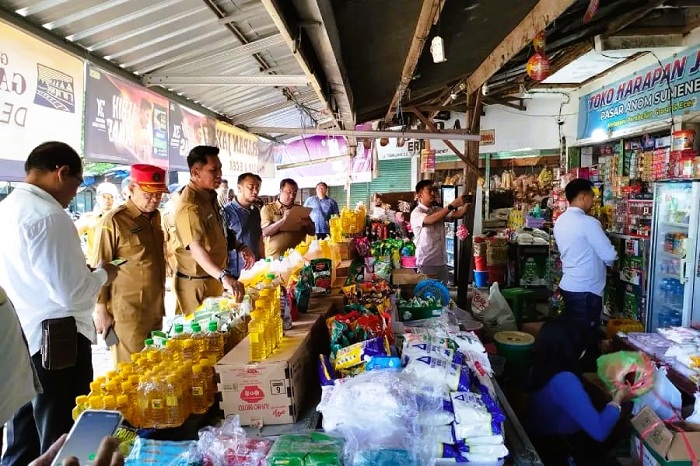 MEMANTAU: Tim TAPD Pemkab Sumenep saat melakukan pemantauan stok dan harga sembako di Pasar Anom Baru Sumenep, Selasa (23/12). (PROKOPIM UNTUK JPRM)