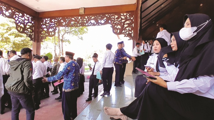 ABDI NEGARA: Sejumlah ASN Pamekasan bersantai di Pendopo Ronggosukowati usai mengikuti upacara pelantikan PPPK paro waktu, Rabu (17/12). (M. KHOLIL RAMLI/JPRM)