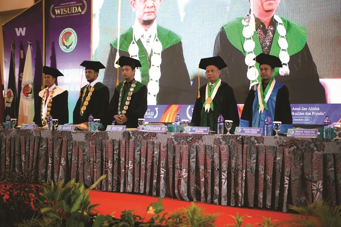 BERDEDIKASI: IAI Al Khairat Pamekasan menggelar Sidang Senat Terbuka Wisuda Program Magister Ke-1 dan Sarjana Ke-28 di Azana Style Hotel, Kamis (25/12). (IAI AL KHAIRAT PAMEKASAN UNTUK JPRM)