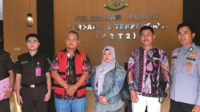 PELIMPAHAN PERKARA: Tersangka tipikor Mohammad Shohib diserahkan ke Kejari Bangkalan, Rabu (24/12). (POLRES BANGKALAN UNTUK JPRM)