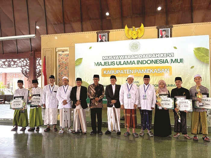 APRESIATIF: Bupati Pamekasan KH Kholilurrahman berfoto bersama para juara peserta MTQ XXXI Tingkat Provinsi Jatim, Rabu (8/10). (TIM MEDIA UNTUK JPRM)