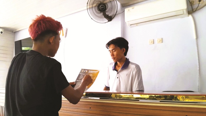 BEKERJA: Pegawai Passion Cafe sedang melayani pengunjung Kamis (25/12). (M. KHOLIL RAMLI/JPRM)
