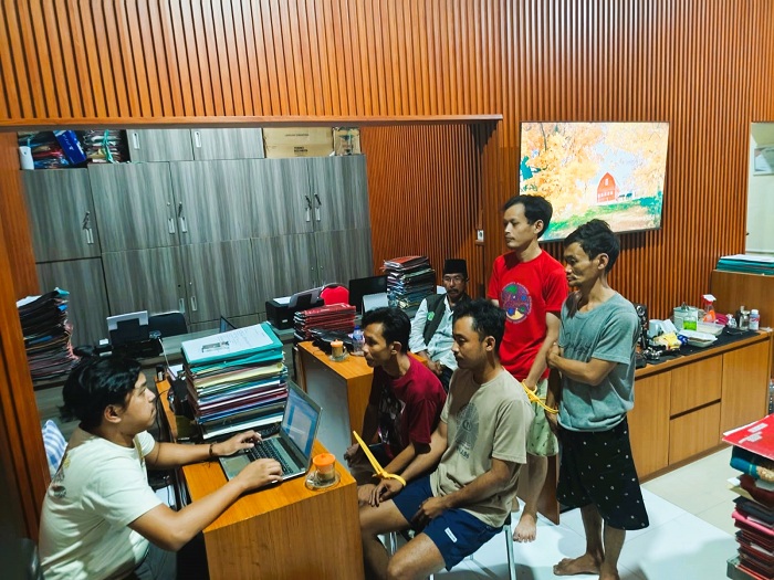 PASRAH: Empat pelaku pencurian dengan pemberatan saat diperiksa penyidik Satreskrim Polres Bangkalan Kamis (25/12). (POLRES BANGKALAN UNTUK JPRM)
