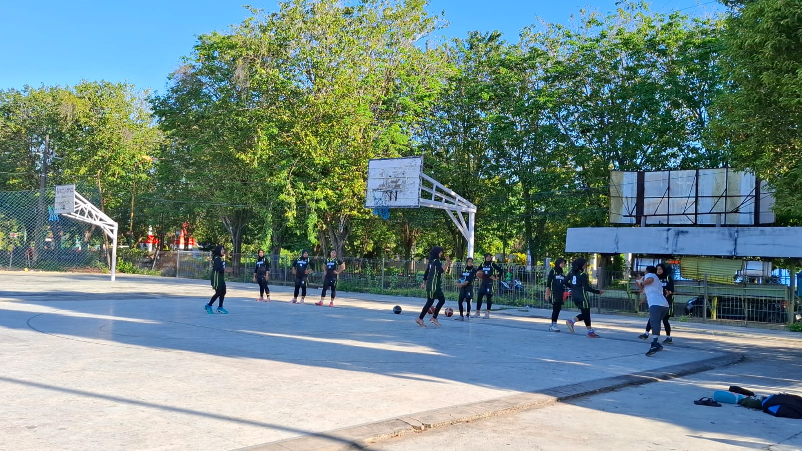 SEMANGAT: Atlet basket Sumenep melakukan latihan di lapangan yang berlokasi di Desa Pabian, Kecamatan Kota, Rabu (24/12).