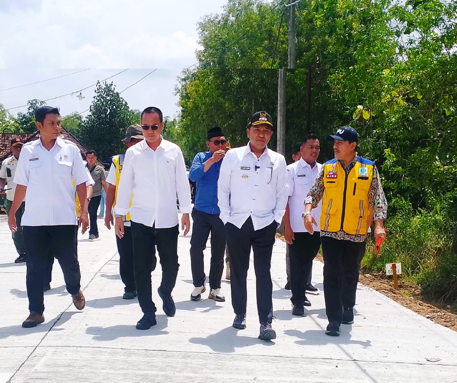 PASTIKAN BERMANFAAT: Bupati Sampang Slamet Junaidi meninjau jalan rabat beton KedungdungBringkoning di Desa Lar-lar, Kecamatan Banyuates, Rabu (24/12).