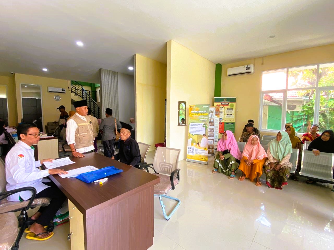 ANTUSIAS: CJH mengantre untuk penyetoran berkas di kantor Kemenhaj Sampang, Rabu (24/12).