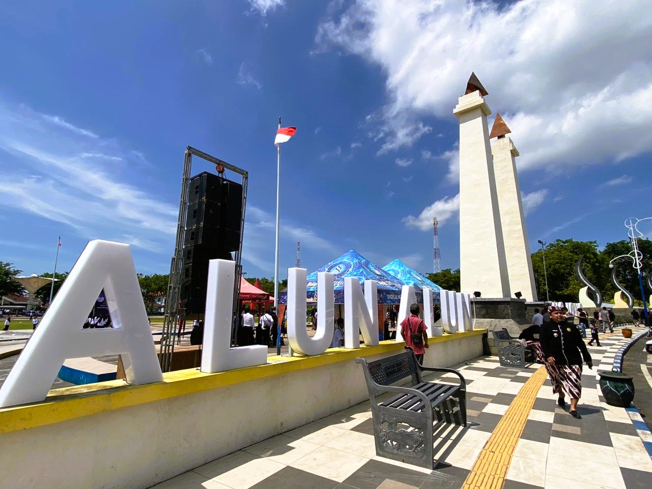 DIPERBAIKI: Masyarakat saat melintas di depan Alun-Alun Trunojoyo Selasa (23/12).
