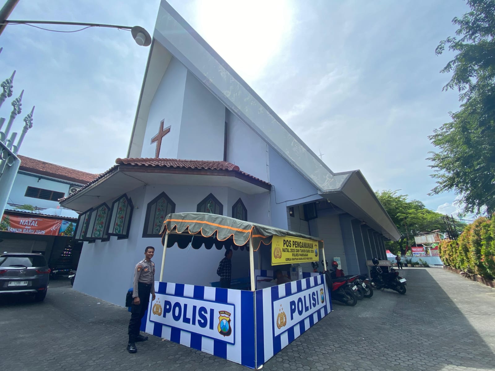 ANTISIPATIF: Polisi berjaga di Gereja Katolik Paroki Maria Ratu Para Rasul, Rabu (24/12).