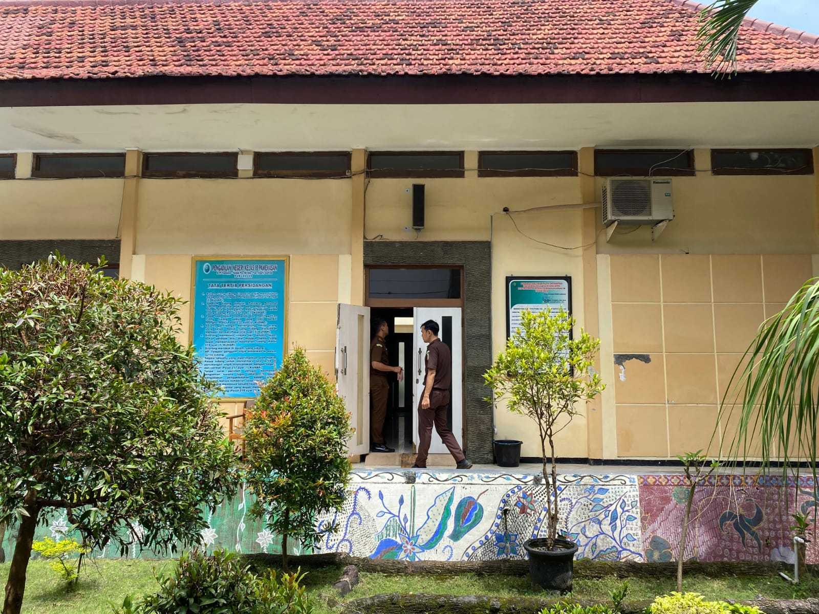 DISIDANGKAN: Petugas berada di sekitar ruang sidang Pengadilan Negeri Pamekasan, Rabu (24/12).