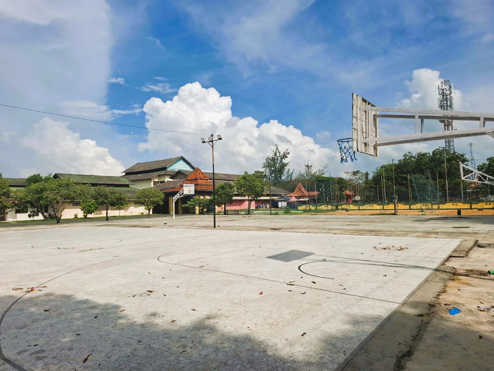 BUTUH PERHATIAN: Tempat latihan basket yang berlokasi di Desa Pabian, Kecamatan Kota Sumenep, Rabu (24/12).