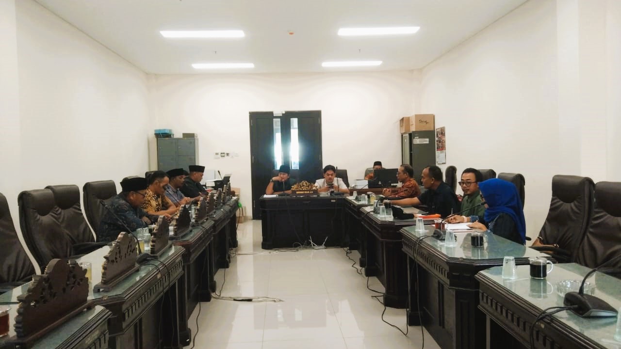 FOKUS: Pansus Raperda Tambak Udang DPRD Sumenep saat berdiskusi dengan sejumlah pengusaha tambak di kantor dewan, Senin (22/12).