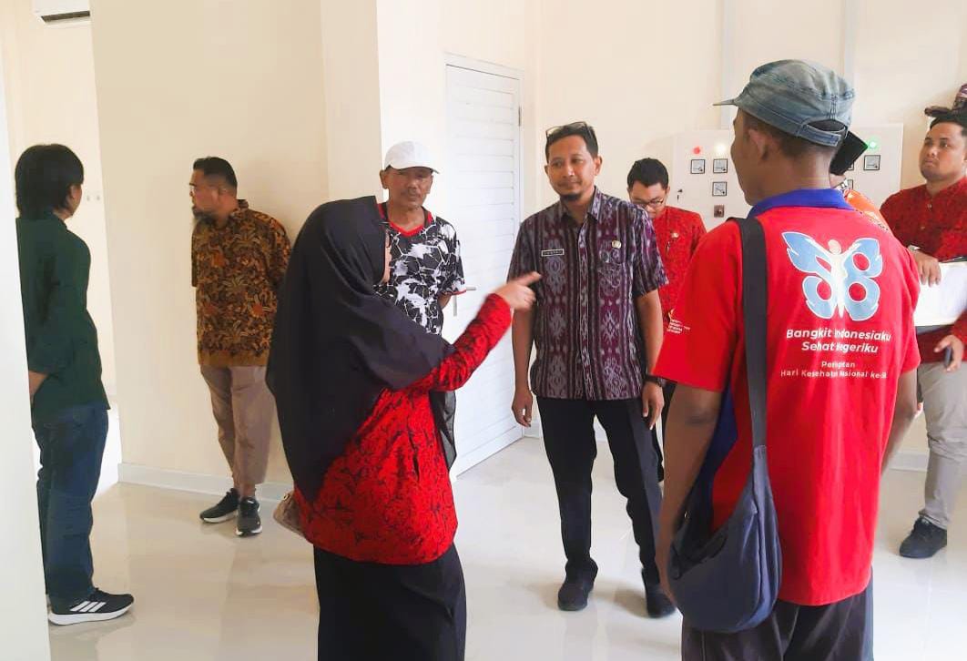 TEPAT WAKTU: Kepala Dinkes P2KB Sumenep drg Ellya Fardasah, M.Kes mengecek hasil pembangunan Puskesmas Ganding.