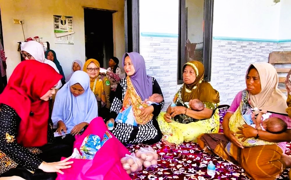 PEDULI: Ketua TP PKK Sumenep Nia Kurnia Fauzi (kiri) menyerahkan PMT kepada penderita tengkes di Desa Prancak, Kecamatan Pasongsongan, Sumenep, Selasa (6/5)