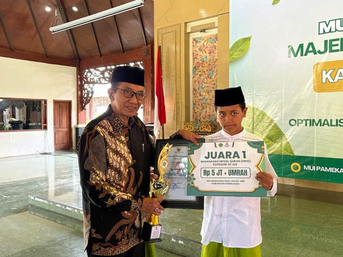 KOMITMEN: Bupati KH Kholilurrahman menyerahkan hadiah kepada para juara MHQ, MQK, dan MHA sebagai rangkaian Hari Jadi Ke-495 Kabupaten Pamekasan, Minggu (16/11). (TIM MEDIA UNTUK JPRM)