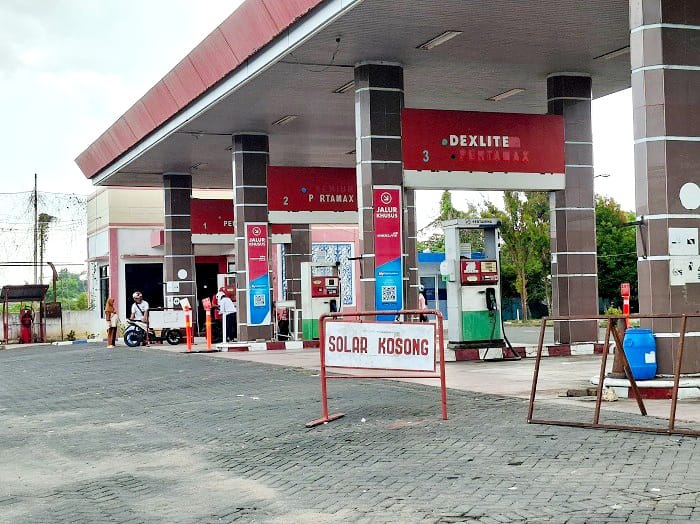 SEPI: Papan informasi kekosongan solar dipasang di depan jalur pengisian di SPBU Pertamina 54.694.08 di Jalan Arya Wiraraja, Gedungan, Batuan, Sumenep, Kamis (25/12). (MOH. LATIF/JPRM)
