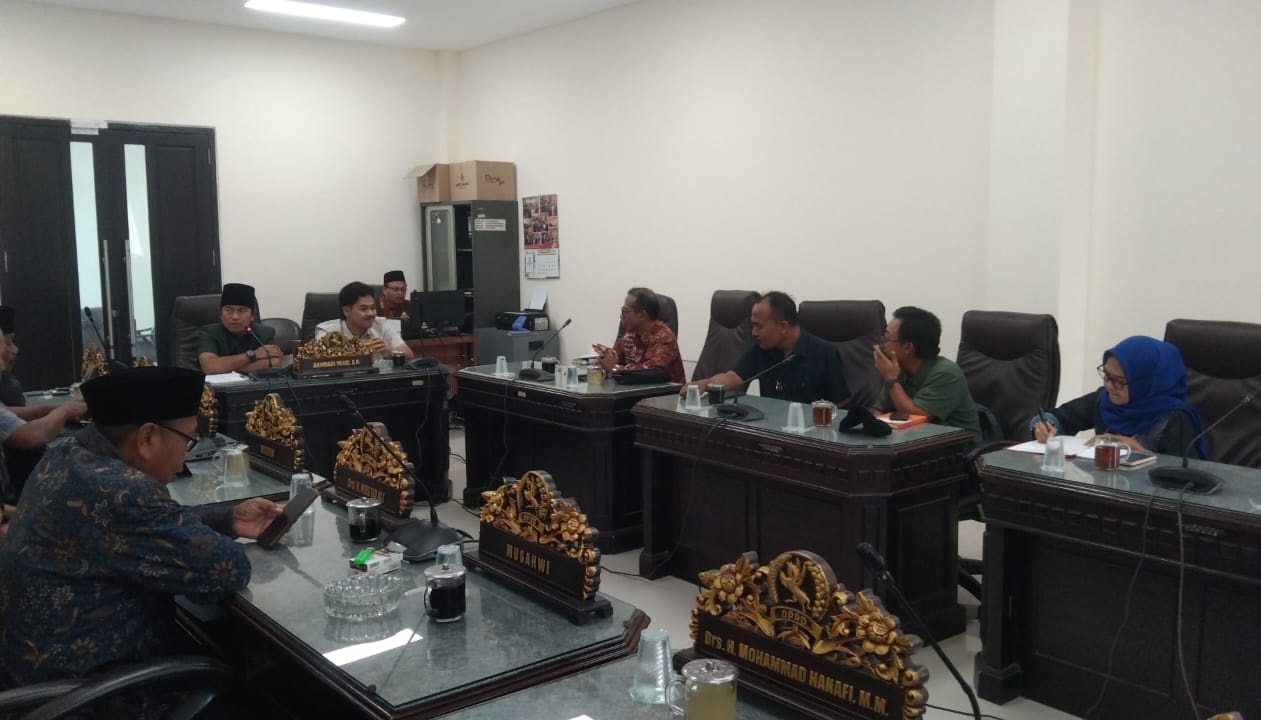 ALOT: Pansus Raperda Tambak Udang saat menggelar rapat dengan para pengusaha tambak di Ruang Komisi III DPRD Sumenep, Kamis (18/12).