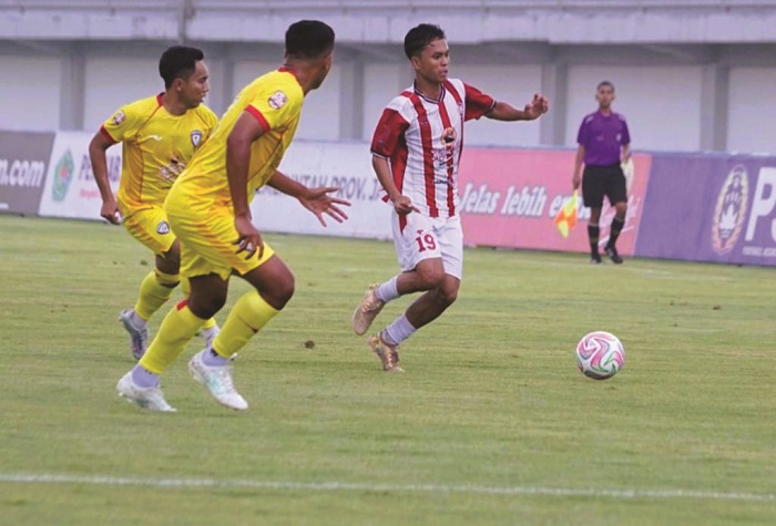 BERSAING: Pemain Persepam Wahyu menggiring bola saat melawan tim Unesa FC di SGMRP Pamekasan, Kamis (11/12). (PERSEPAM UNTUK JPRM)