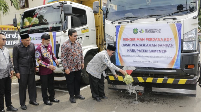 OPTIMIS: Wakil Bupati Sumenep Imam Hasyim saat melepas pengiriman perdana hasil olahan sampah ke PT SBI di depan Pendopo Agung Keraton Sumenep, Kamis (6/10).