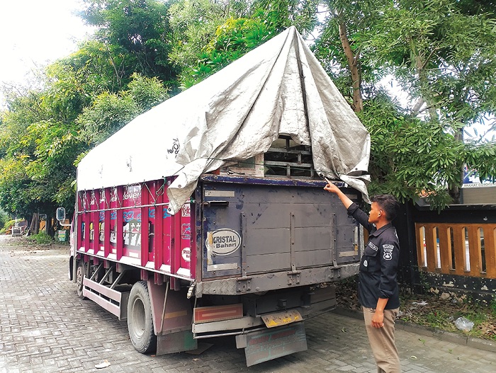 DIAMANKAN: Polisi menunjukkan truk bermuatan rokok ilegal yang diamankan Satreskrim Polres Sampang Kamis (25/12). (UBAIDILLAHIR RAIE/JPRM)