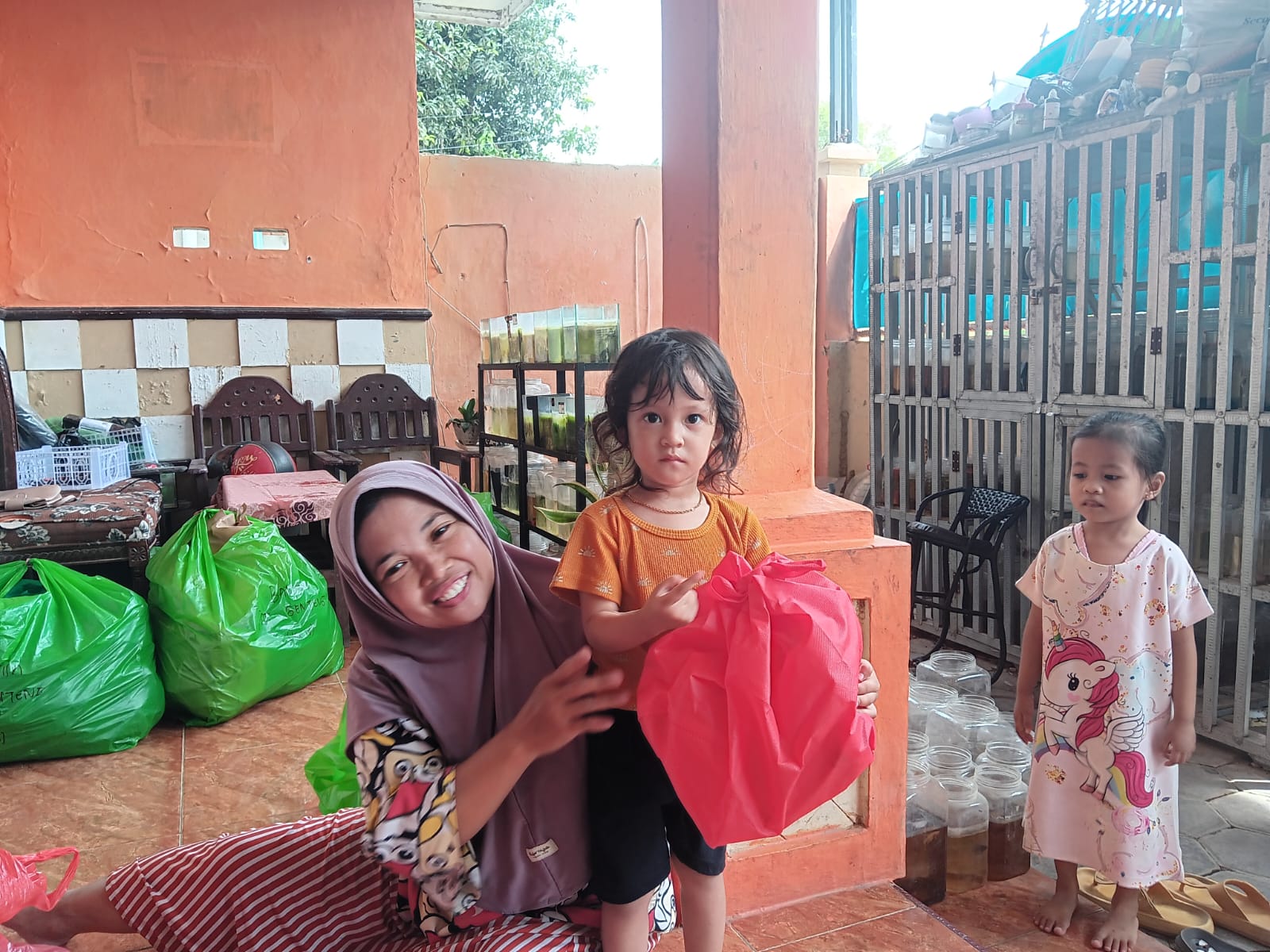 BAHAGIA: Penyaluran MBG untuk ibu hamil, menyusui, dan balita di Barurambat Timur, Pademawu, Pamekasan, Kamis (25/12).