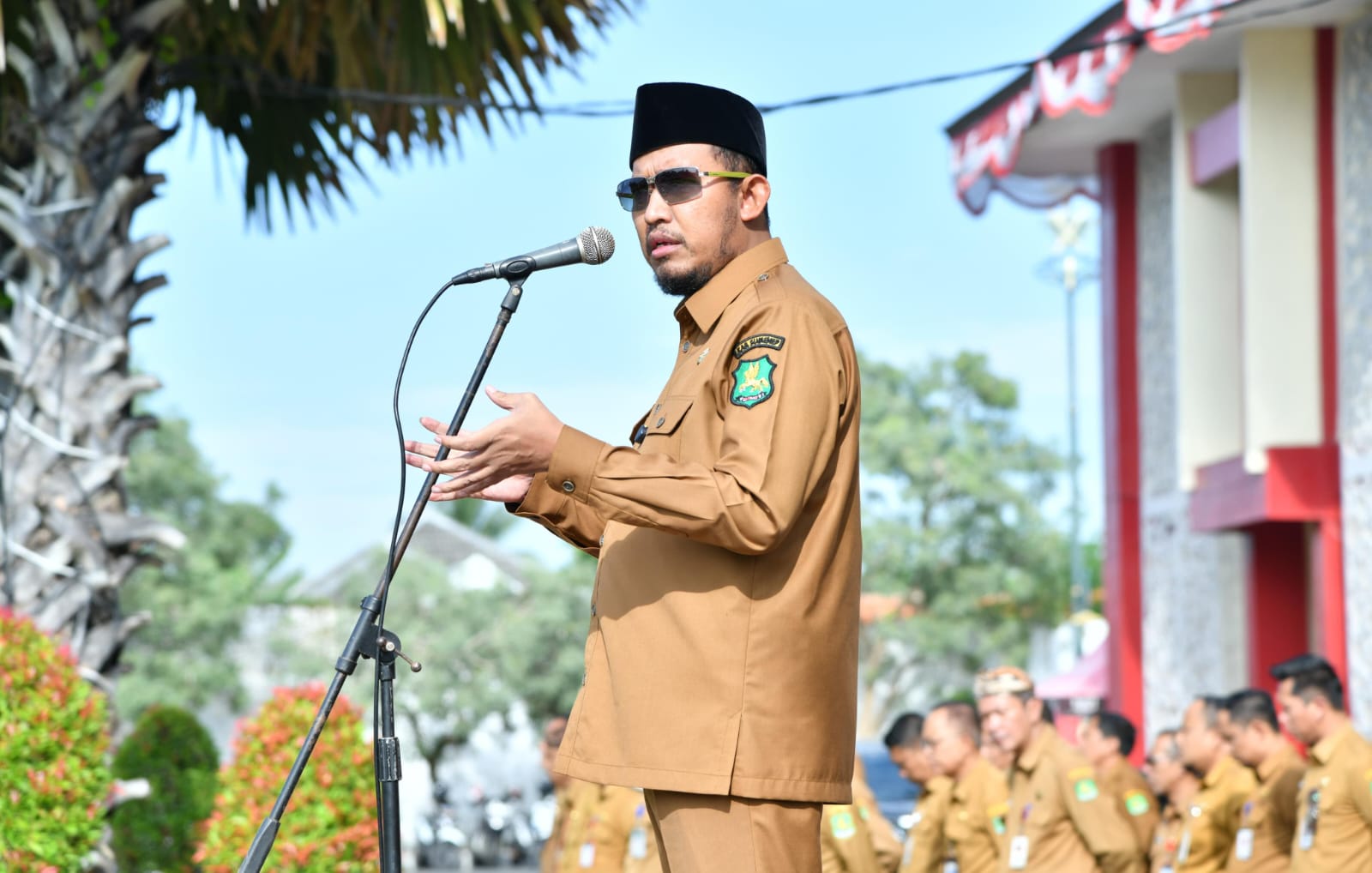 TEGAS: Bupati Sumenep Achmad Fauzi Wongsojudo saat memimpin apel di halaman Pemkab Sumenep pada Senin (22/12).