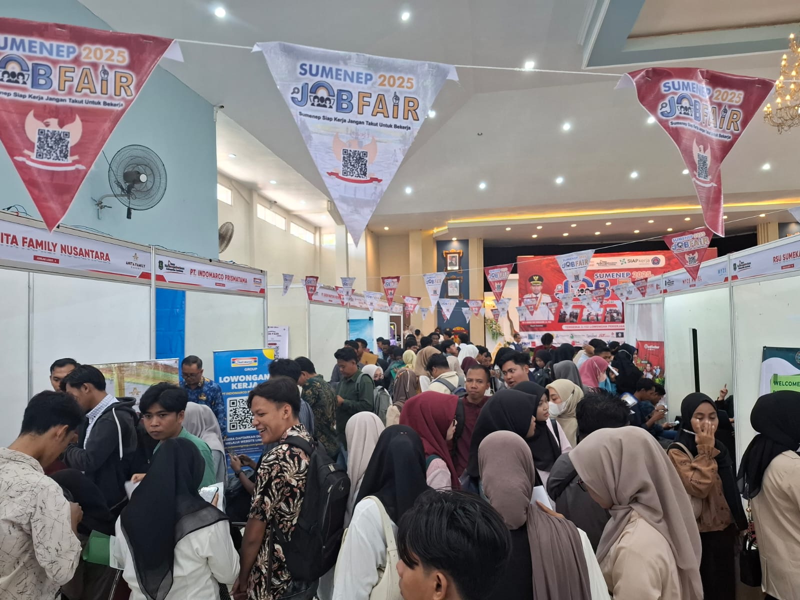 RAMAI: Sejunlah perusahaan yang beroperasi di Kabupaten Sumenep mengikuti job fair di gedung Korpri Sumenep, Rabu (17/9).