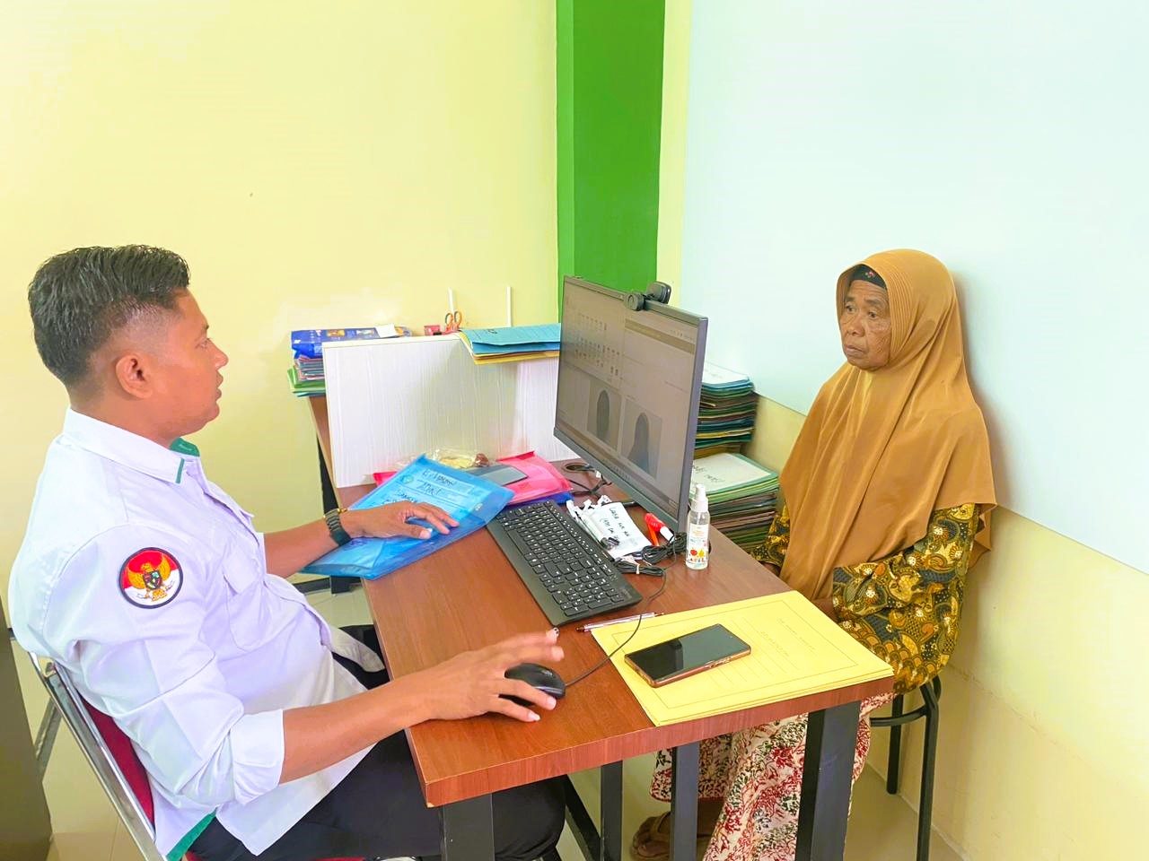 SIAP BERANGKAT: Petugas mendata calon pendamping CJH di kantor Kemenhaj Sampang, Senin (22/12).