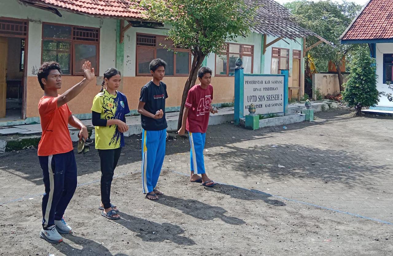 PENUH SEMANGAT: Atlet FOPI Sampang mengikuti latihan rutin di halaman SDN Sreseh 2 Sampang, Kamis (27/11).