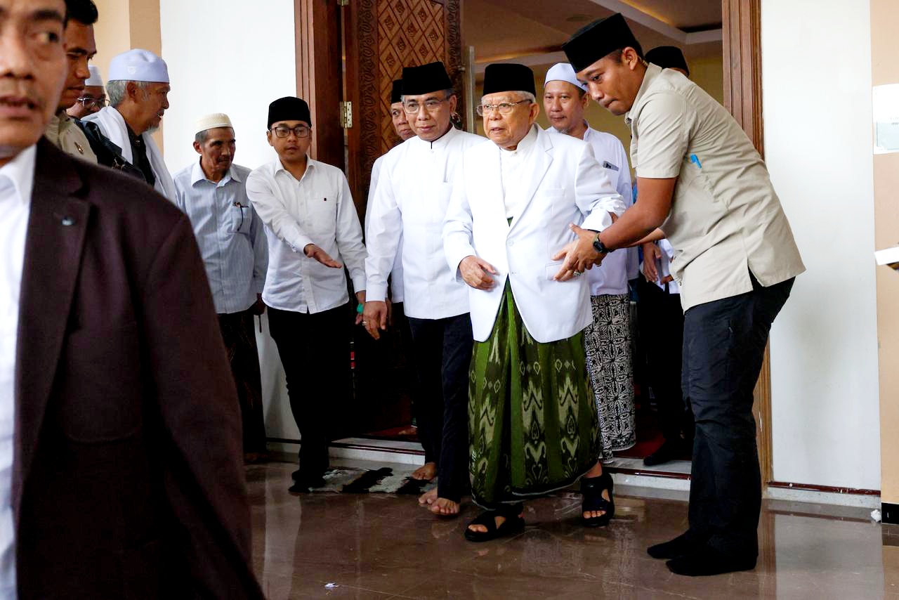 AKHIRI PERSOALAN: Ketua Umum PBNU KH Yahya Cholil Staquf mendampingi Mantan Wapres KH Ma&rsquo;ruf Amin di Ponpes Lirboyo, Kediri, Kamis (25/12). (WAHYU ADJI/JAWA POS RADAR KEDIRI)