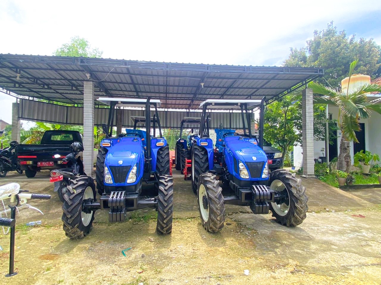 BELUM DISALURKAN: Traktor roda empat terparkir di halaman Disperta Sampang Rabu (24/12).