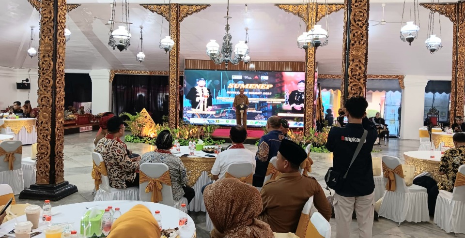 FOKUS: Kepala DPMPTSP Sumenep R Abd. Rahman Riadi saat menyampaikan laporan dalam investment summit di Pendopo Keraton Sumenep, Senin (10/11).