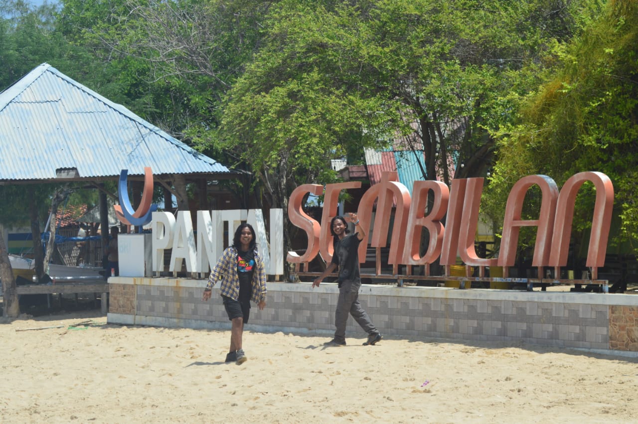 INDAH: Sejumlah wisatawan tengah menikmati panorama Pantai Sembilan, Kecamatan Gili Genting, Sumenep.
