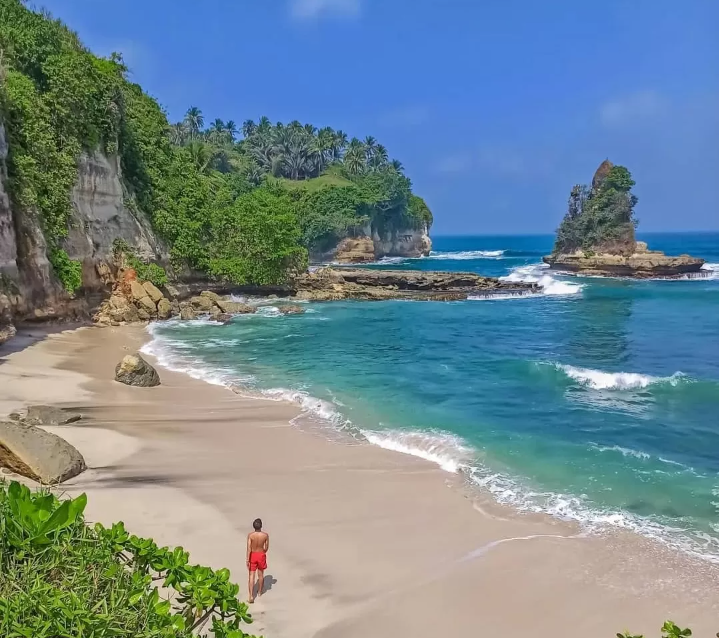Wisata romantis di sukabumi terdapat pantai-pantai yang indah