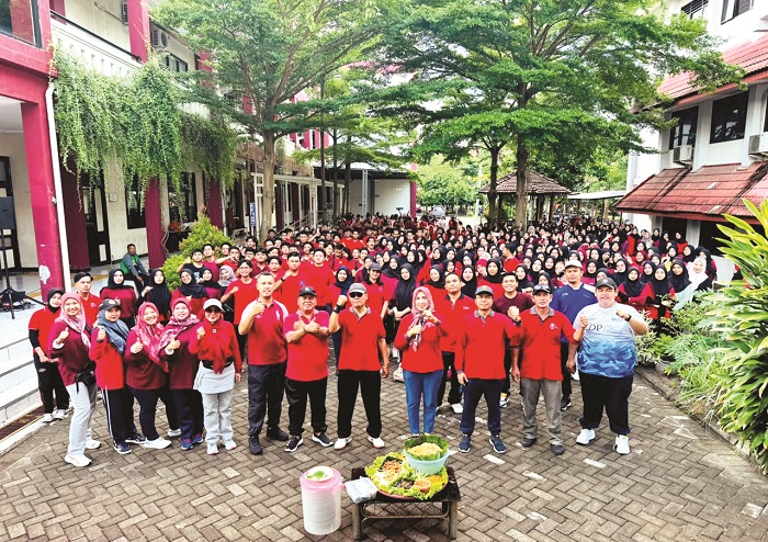 SOLID: Civitas academica Fakultas Hukum Universitas Trunojoyo Madura (UTM) saat mengikuti semarak lomba senam, dalam rangka dies natalis ke-44. (FH UTM UNTUK JPRM)